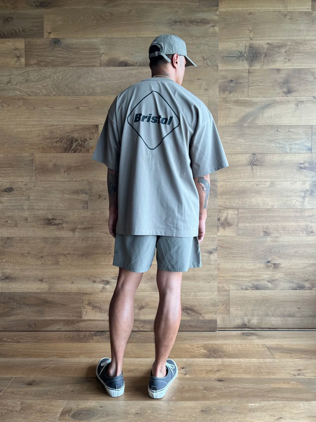 MADNESS X FCRB Double Box Logo – Ethnic Fashion Logo recenzja i cena